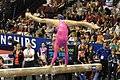 Nastia Liukin esegue una spaccata mantenendosi in equilibrio sulle braccia