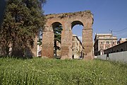 Arches supportant l'Aqua Marcia dans la Regio V.