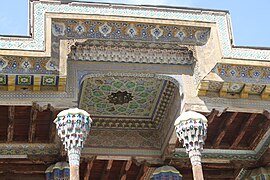 Le plafond de l'iwan de la façade de la mosquée Bolo Haouz.