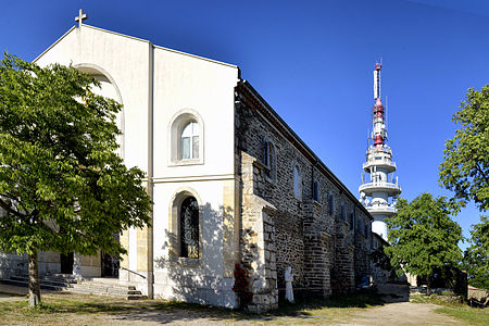 Chapelle Notre-Dame-des-Anges et son imposant relai de communication.