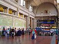 Vista de bilheterias e acesso ao metrô em Retiro Mitre.