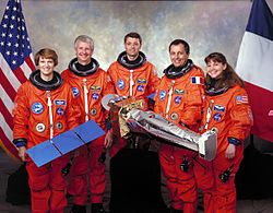 Eileen Collins, Steven Hawley, Jeffrey Ashby, Michel Tognini et Catherine Coleman