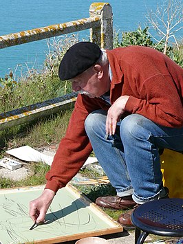 Paul Werner in 2007, schetsend aan de Normandische kust bij Grandes Dalles