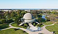 Foto tomada desde la altura del Planetario, los caminos que lo rodean, un lago más atrás y el Río de la Plata de fondo.