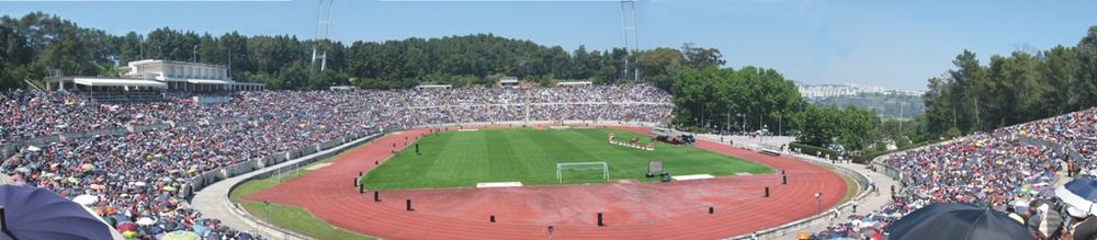 Świadkowie Jehowy urządzają kongresy również na stadionach sportowych (na zdjęciu: zgromadzeni na stadionie w Portugalii, 2007)