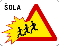 Warntafel "Schule", rechter Fahrbahnrand