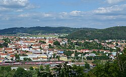 Pohled od jihozápadu, v popředí je železniční stanice Tišnov na trati Brno – Havlíčkův Brod