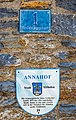 English: House number and plaque at the portal Deutsch: Hausnummer und Tafel