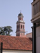 El extremo superior del campanile de la iglesia de Santa Maria del Socorro, de la Rotonda, en Rovigo.