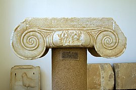 Chapiteau ionique (caractérisé par ses volutes) en marbre, v. 525-500 av. J.-C. avec inscription du début du IVe siècle av. J.-C. Paros, Musée archéologique de Paros.