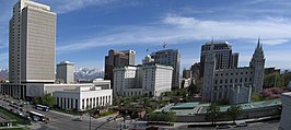 Temple Square, Salt Lake City (Utah). Rechts is de Salt Lake Temple zichtbaar. Het hoge gebouw links is het hoofdkantoor van de geloofsgemeenschap.