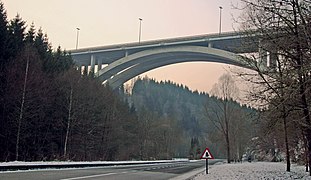 Le viaduc de Houffalize enjambe la vallée de l'Ourthe orientale