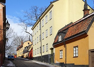 Yttersta Tvärgränd nr 9 (närmast) och nr 7.