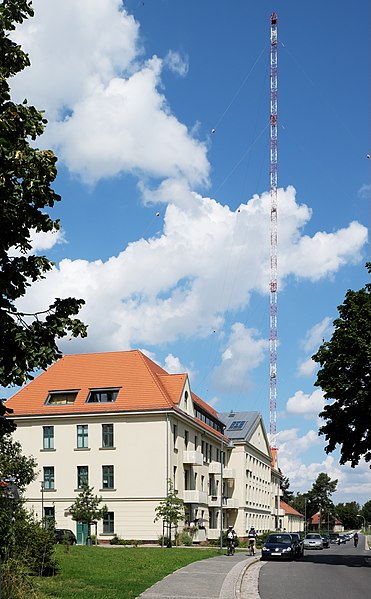 File:Mannschaftsgebaeude und Mast 17 auf dem Funkerberg.jpg