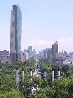 Paseo de la Reforma. Til venstre er den høgste bygningen i Mexico, Torre Mayor