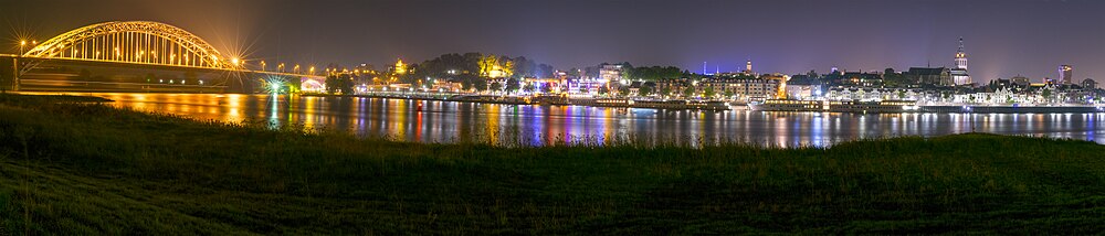 Nachtfoto van Nijmegen genomen aan de kant van Lent