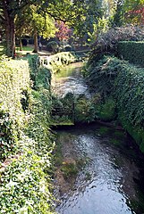 La rivière serpentine du jardin public.