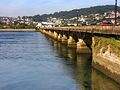 Ponte sobre o Río Eume. Ó fondo, Cabanas