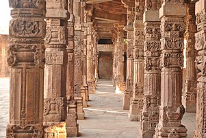 Cerflun o deml hynafol yn Qutub Minar