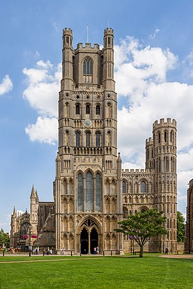 La cathédrale abrite le musée du Vitrail.