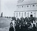 Sortie de la messe à l'Île de Sein (photographie de Jacques de Thézac, vers 1930).