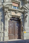 Brutet pediment på fasaden till Palazzo Pisa i Brescia.