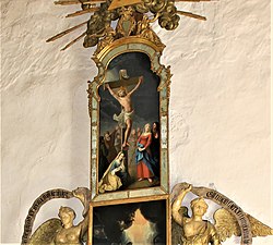 Den översta oljemålningen har motivet Jesus på korset är målad av konstnären Anders Eklund 1761. Den föreställer Golgatadramat med de två Mariorna i förgrunden.