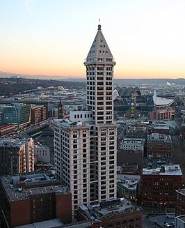 Smith Tower bij valavond, gezien van op het Pacific Building (720 Third Avenue)