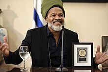 Carlinhos Brown junto a la placa de reconocimiento.