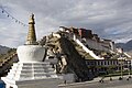 Sztúpa a Potala palota közelében, Lhásza, Tibet,