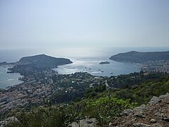 Saint-Jean-Cap-Ferrat et la rade de Villefranche, dans un angle proche de celui vu dans le film.