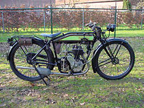 Vanaf 1926 gebruikte New Imperial eigen motorblokken. Deze 300cc-zijklepper uit 1927 is dus van eigen makelij.