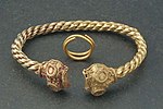 Armring av guld med djurhuvudformade ändar, vikingatid, 800 - 1099 Östergötland, Sverige.