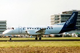 PH-KSH, le Saab 340 de KLM Cityhopper impliqué dans l'accident, ici à l'aéroport d'Amsterdam-Schiphol en septembre 1990.