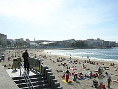 La playa de Riazor con el palacio de los deportes al fondo