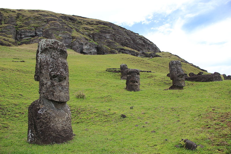 File:Moais en Rano Raraku.JPG