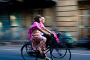 Chicas en bicicletas tipo inglesas por las calles de Pune, India.