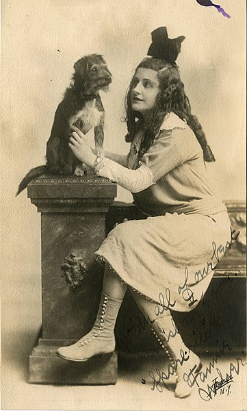 File:Fannie Usher, vaudeville actress (SAYRE 10087).jpg