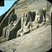 Foto en cor do Gran Templo dende a dereita, parcialmente escavado, de antes de 1923