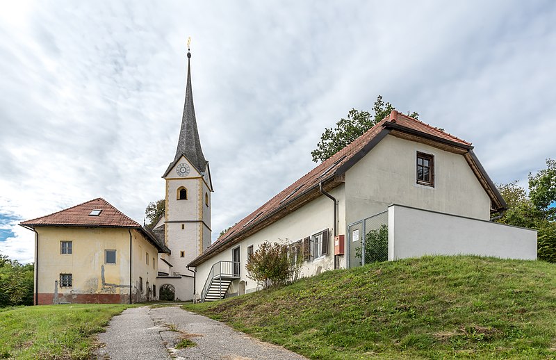 File:Magdalensberg St. Thomas Pfarrhof Mesnerei und Pfarrkirche hl. Thomas 04102019 7206.jpg