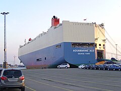 Roulier embarquant des voitures à Bremerhaven.