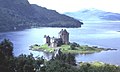 Istana Eilean Donan yang dikelilingi dengan air dari tasik Loch Duich