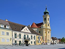 Náměstí, radnice a farní kostel v Laxenburgu