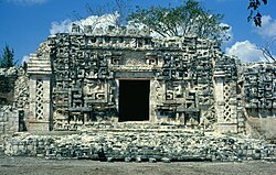 Tampak depan berlanggam Chenes di Hochob