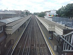 De perrons gezien uit het stationsgebouw.