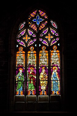 Vitral de la catedral con Cuatro santos.