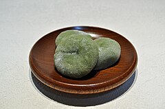 Yomogi daifuku (gevulde mochi kleefrijstcakejes met wijde alsem)