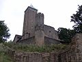 Blick auf Eckturm und Eingangsturm beim Aufstieg zur Burg