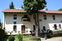 Konak dans le monastère, avec le musée (à droite).