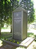 Monument över Förföljelsernas offer. "Rakel begråter sina barn." Jer. 31:14. "Till minne av förföljelsernas offer 1933-1945".